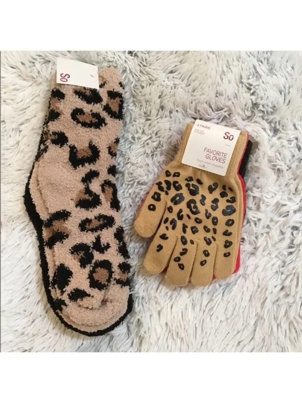 SO OSFM set 3 gloves & 2 pk fuzzy socks shoe 9-11 all NWT
